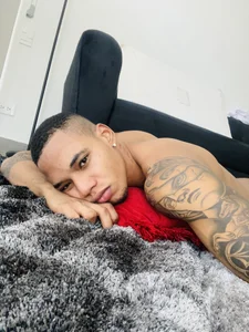 TROYWESLY-: Resting ( 2 фото)