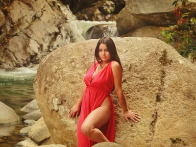 alison_villalobo Red Pic 4