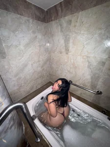LuciaTomson Fotos en el jacuzzi Pic 3