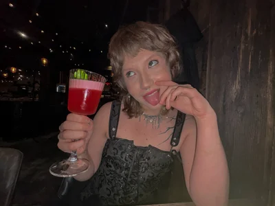 EnJooyce How's my outfit for our date at the bar? Pic