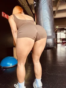 Amber_Martins_ 😈💪🦵 Bilde