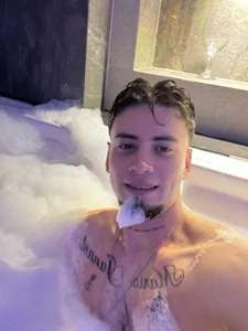 MattDevonのHot bathの枚の写真