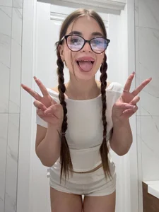 LauraHansil I love doing different hairstyles! are the best😝🤗 Immagine 