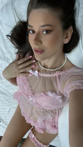 AmedeeaBanks Pinky Pic 3