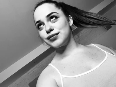 Hottie_miaa Today I have my hair in a ponytail😈 Foto