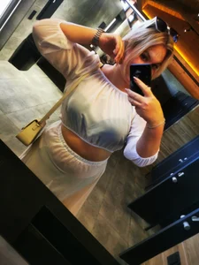 HotTiffani pool Pic 4