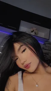 Comfortable, natural, and with a look that speaks louder than words. It’s not always about showing… de AnastasiaVelo  Imagens