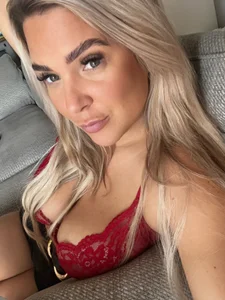 Bustyblondebabe32 Public Pic 6