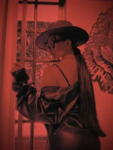 LiaPearce erotic girl Pic 4