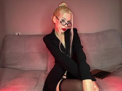 elli_leilla Dressed to teach you a lesson 😈 Foto 2