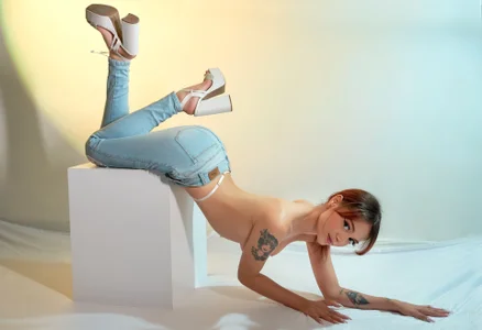 luci_miller I try to be sexy Immagine  5