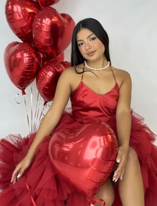 ashleythompson2025のHappy Valentine's Day! Here's your little chocolate, eager to melt all over you 💝   💘の 5枚の写真