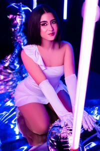 LiLLiAnderson A play of dim lights, sharp silhouettes, and burning gazes Immagine 