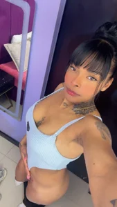 EmmaEbony_ “You shouldn’t look at me like that… it tempts me.” Pic