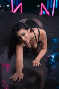 JulesBenett: neon ( 8 фото)