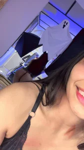 Hello 🙃 de Alejaa21_  2 Imagens