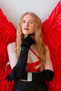 Alicia_Hars The red wings of an angel Gambar 2