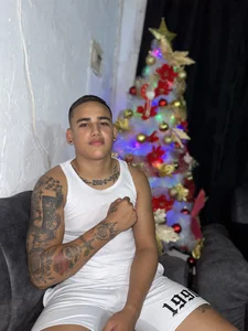 Latino_Junge DECEMBER🥳❤️💚 টি ছবি