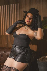 Madame Katyra in her chester sofa 🫦🍷👠 de KatyraTaylor__  5 photos