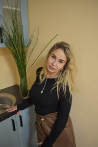 TiffanyThoughts Just me on my kitchen รูป  3