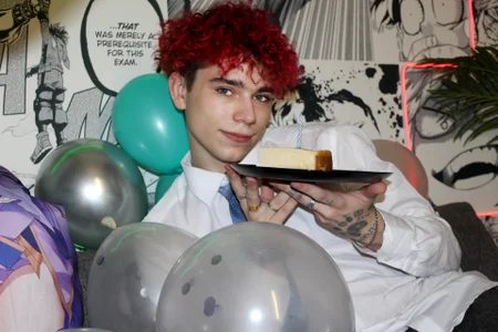 Blaiz_Vok It was my birthday stream 🎂🎁🎈 사진