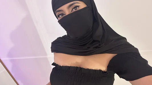 Jasmin_hamdan Sometimes temptation has its own name. Foto 3