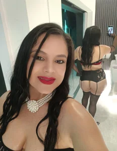 I spent an afternoon being mischievous😈👄 od MonserratLune_  3 snímek