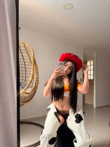 imambersantorini_のlittle cowgirl🔥の 2枚の写真