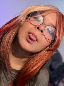I have an innocent face... I'll leave the rest to your imagination.🩷🔥 de _Melodii_  5 Imagens