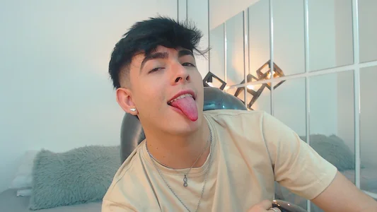 nolan_twink1: Sexy Tongue ( фото)