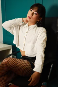 yossi_peach_cute Sexy secretary Bilde 4
