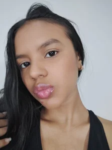 katie_garcez kisses Pic 4