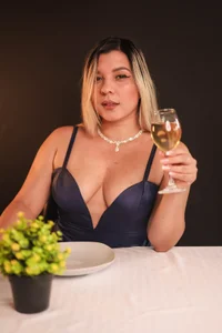 GinaSalanne Cheers! 🥂  4টি ছবি