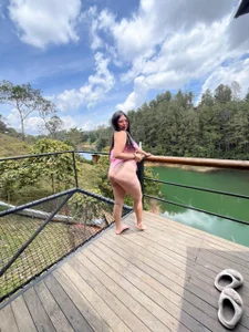 AnahiVeega glowing Pic