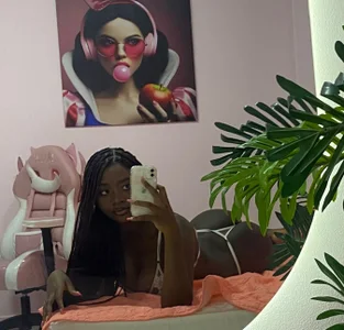 Jasmin_evano29 Beauty that radiates strength and authenticity. ✨🖤 Pic