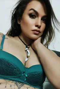 MichellHars green sexfoto 2