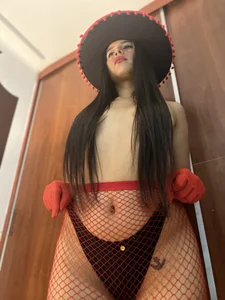 EmmaCrush Emma dressed in passion red Bilde 2