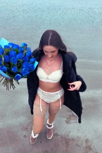 Fortune_888 Do you like extreme girl on the beach 🏖️ in winter ❄️? Hình 6