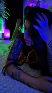 Neon 💚🍑 od little_sophie18  6 snímek