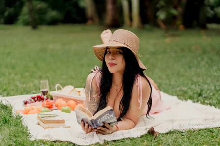 AriannaFoxxy A while on the grass! Will you accompany me? Pic 5