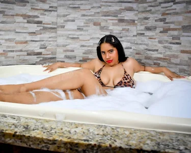 SiennaBel jacuzzi Pic 3