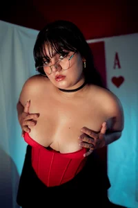 Zdjęcia Kendal_Voos Queen of hearts with poker face:  2