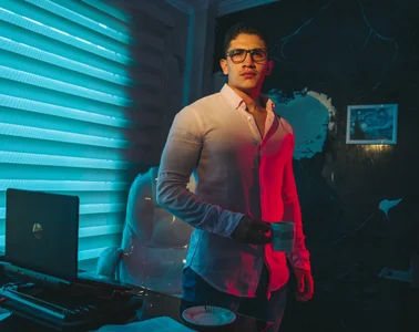 JeffDaltton: in the office 🔥🧑‍💼💻 ( 5 фото)