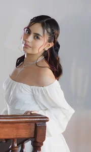 emily_bank With every curve of my white dress Foto 6