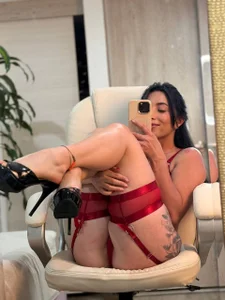 red red red 🥵 de niko_robin  3 Imagens