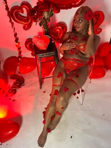 💘 “This Valentine's Day I want to be your favorite temptation. Do you dare to discover it?”🔥 de alice_rouusse  7 photos