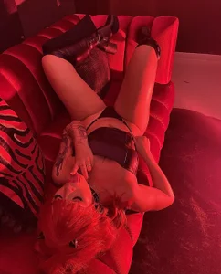 LeaThompsonDon't be shy, fall into temptation Bild 5