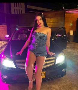 evelin_lopezzのShould I drive or can you let me ride?😏の 2枚の写真