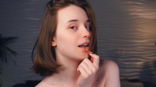 EditaBumford Lips, finger, play Pic 5