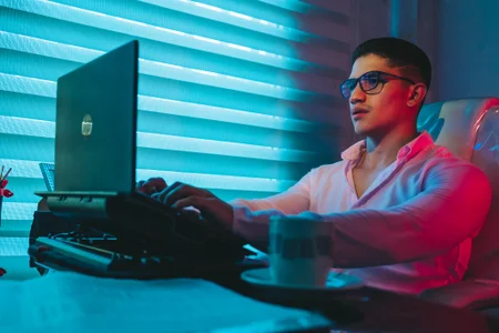 JeffDaltton: in the office 🔥🧑‍💼💻 ( 3 фото)